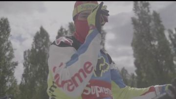 Los guantes de motocicleta supreme x Fox amarillos vistos en el videoclip "bep bep" de Sadek