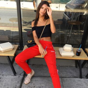 Le jogging rouge Adidas d'Emily Ratajkowski sur son compte Instagram