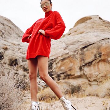 Shay Mitchell de l'argent chaussures de métalliques sur son Instagram compte