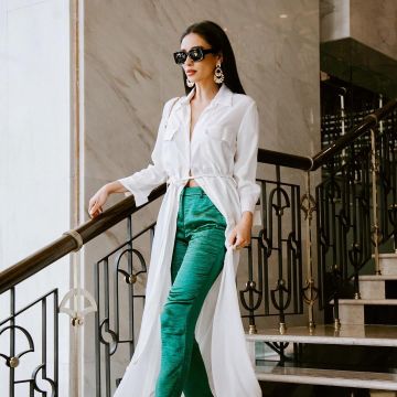 The pants green Shay Mitchell on his account Instagram