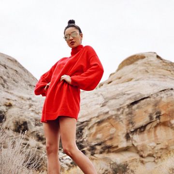 Lovers + Friends Vestido de suéter rojo usado por Shay Mitchell en su cuenta de Instagram