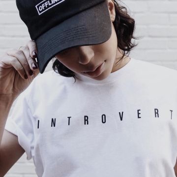 The white t-shirt Introvert Liza Koshy on his account Instagram @lizakoshy