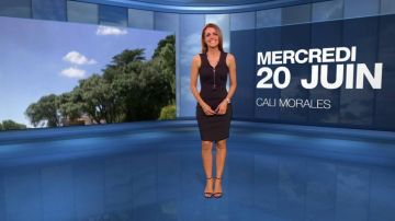 La robe noire col zippé de Cali Morales dans La météo M6 du 20/06/2018
