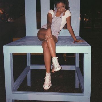 Sneakers Converse high tops white, LIza Koshy on his account Instagram
