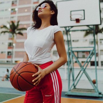 Le pantalon de jogging Adidas rouge de Shay Mitchell sur son compte Instagram