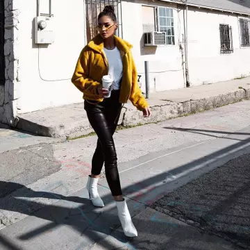 Pantalones de imitación de cuero de Shay Mitchell en su cuenta de Instagram