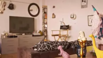 Le figurine Lumière de La Belle et La Bête dans la vidéo YouTube Je sais pas danser de Natoo