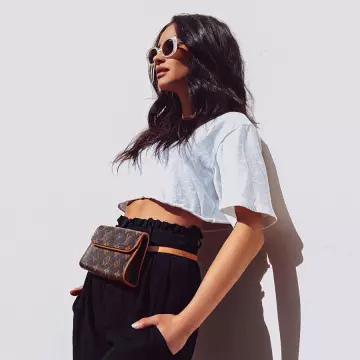 Crop top gris claro de Shay Mitchell en su cuenta de Instagram
