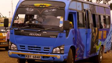 Le bus Isuzu de Capheus "Van Damn" Onyango (Aml Ameen) dans Sense8 S01E01