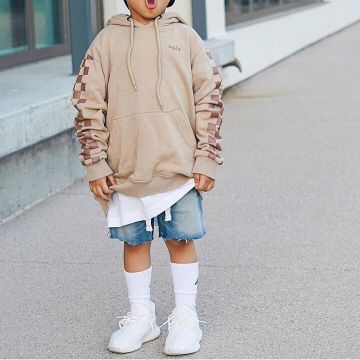 La paire de yeezy 350 Ice Cream sur le post de outfitsociety