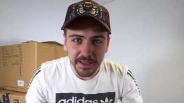 La casquette marron Kenzo avec un tigre de Youtunes dans sa vidéo YouTube "Le pire décor de la Redbox..."