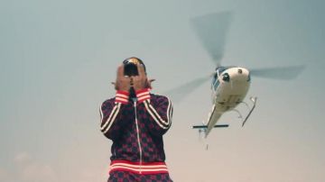 Chaqueta de chándal a cuadros rojo y azul de Kaaris en el clip de Diarabi