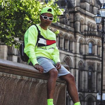 The sweater tommy Hifliger on the post instagram of outfitsociety