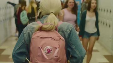La mochila Kanken rosa que lleva Hayley Kiyoko en su clip Gravel To Tempo