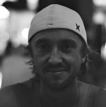 The white Cap Hurley Man Olive Corp worn by Tom Felton on his account Instagram