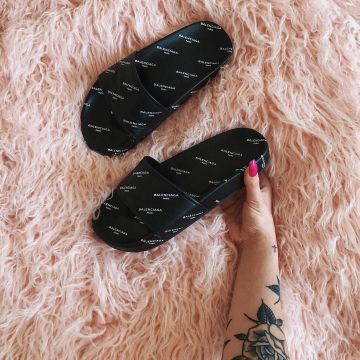 Balenciaga bailando claqué negro visto en la cuenta de Instagram de Romy