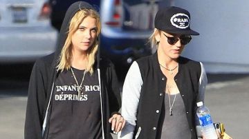 La sudadera "Depressed Rich Children" usada por Ashley Benson en el video de YouTube de Ashley Benson Sips Slurpee (2013)