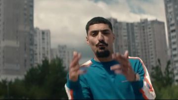 The sweatshirt tracksuit Calvin Klein blue striped Sneazzy in his video clip Chernobyl