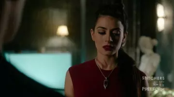 Le collier pendentif Lureme à pierre rouge de Isabelle Lightwood (Emeraude Toubia) dans ShadowHunters S01E12