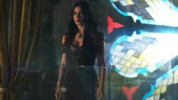 Le bracelet Serpents argrnté de Isabelle Lightwood (Emeraude Toubia) dans Shadowhunters