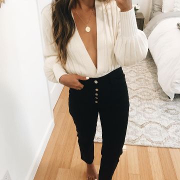 Los vaqueros negros que lleva Naomi Boyer en su cuenta de Instagram