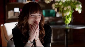 Le bracelet en or Cartier de Anastasia Steele (Dakota Johnson ) dans Cinquante nuances plus claires