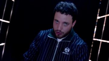 Dans son clip "Sans toi" Myth Syzer porte une veste de survêtement issue de la collaboration Sergio Tacchini X Andrea Crew