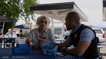 scène du tournage (saison1 épisode1) de Sense8 ou Will emmène son coéquipier pour déjeuner
