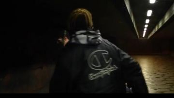 El largo abrigo Champion usado por Youv Dee en su video musical Freestyle Nitro