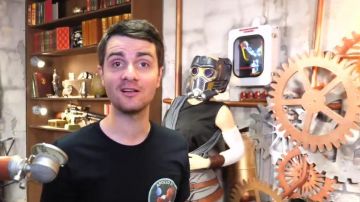El convector de tiempo oficial de Regreso al futuro de Amixem (Maxime Chabroud) visto en el video de YouTube "¡Este juego te ayuda a tomar las decisiones correctas!"