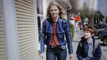 La réplique de la veste en cuir portée par Emma Swan (Jennifer Morrison) dans Once Upon A Time S01E04