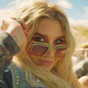 Gafas de sol multicolores Gucci GG0115S 004 Gold/Multi Color golden de Kesha en su cuenta de Instagram