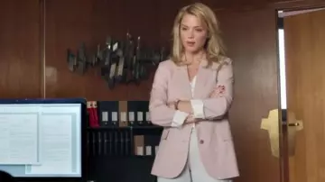 El sublime blazer rosa empolvado de Diane (Virginie Efira) en Un homme à la hauteur