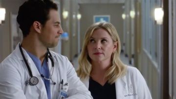 Le stéthoscope Littmann porté par Andrew DeLuca (Giacomo Gianniotti) dans Grey's Anatomy S14E02