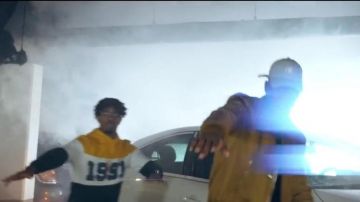 The sweater tricolor (yellow, white, blue) 1991 worn by an extra at the bottom left in the video Maskey "How do the Niska? Recipe #7"