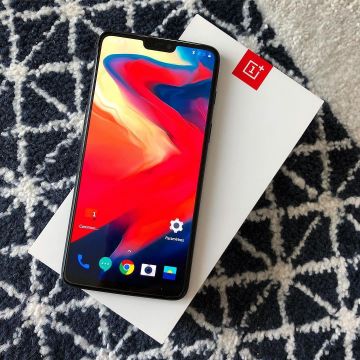 The smartphone OnePlus 6 on the account Instagram of Jojol