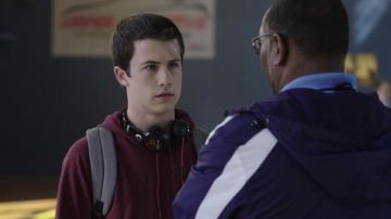 The headphones Beats black worn by Clay Jensen (Dylan Minnette) In 13 Reasons Why