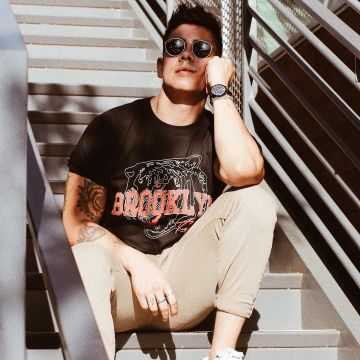 The Ray Ban Round Metal Gold Jairwoo on his account instagram