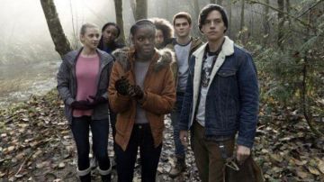 La veste en jean de Jughead Jones (Cole Sprouse) dans Riverdale