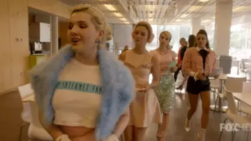 Camiseta #5 (Abigail Breslin) blanca y azul de Chanel "I'm Internet Famous" en Scream Queens S01E01