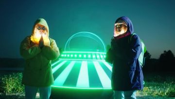 Le blouson jaune Napapijri de Vald dans le clip Bizarre de Lorenzo