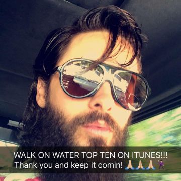 Les lunettes de soleil Carrera Pilot Frame Sunglasses de Jared Leto sur son compte Instagram