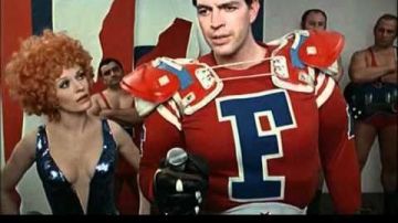 Le rouge F té porté par Mister Freedom (John Abbey) dans Mister Freedom