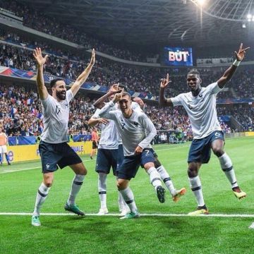 The Football Jersey FFF 2018 grey Nike seen on the post instagram of Antoine Griezmann