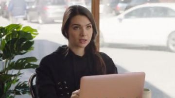 Sudadera negra con cordones de Jane Sloan (Katie Stevens) en The Bold Type S02E05