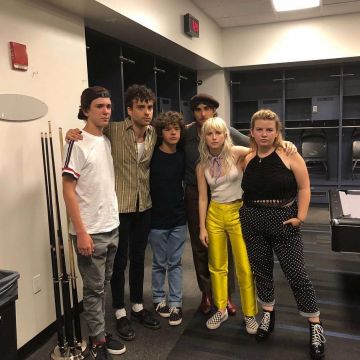 Los pantalones amarillos de Hayley Williams en Instagram work_in_progress_band
