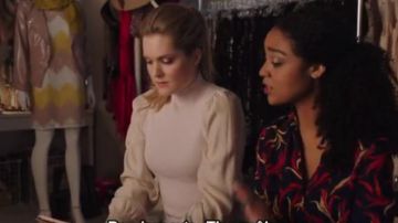 Top cremoso de mangas abullonadas usado por Sutton (Meghann Fahy) en The Bold Type S02E05