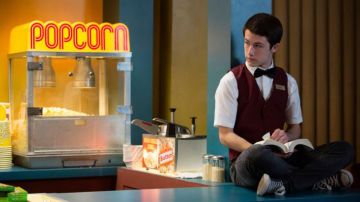 The pair of Converse of Clay Jensen (Dylan Minnette) in 13 Reasons Why S02E07