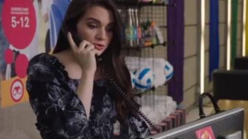 Noir et blanc porté par Jane Sloan (Katie Stevens) dans Le Gras de Type S02E05