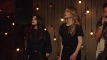 La blusa azul marino usada por Jane Sloan (Katie Stevens) en The Bold Type en S02E05